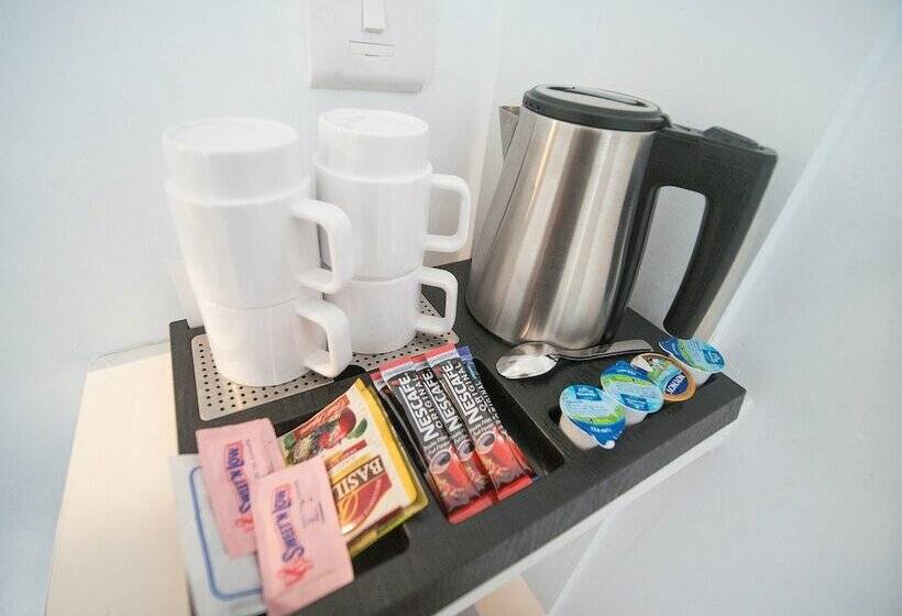 חדר משפחתי נוף לבריכה, Avlida