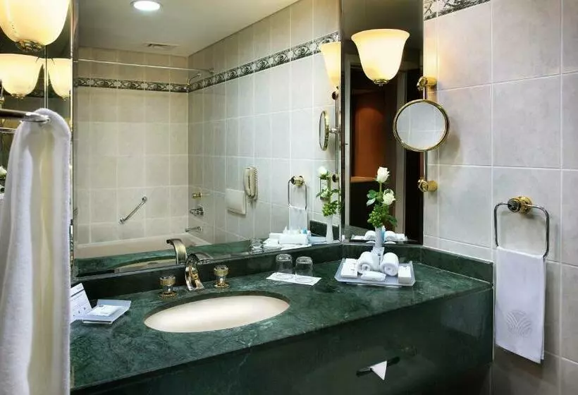 اتاق اجرایی با تخت بزرگ, Mövenpick Grand Al Bustan