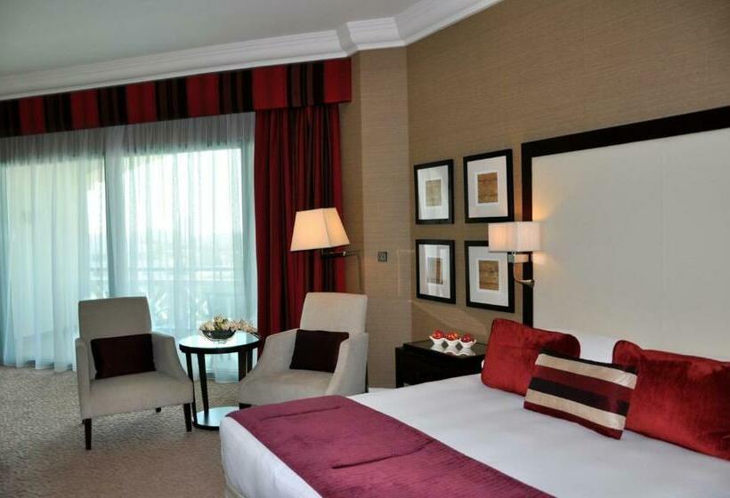Номер Executive, Mövenpick Grand Al Bustan