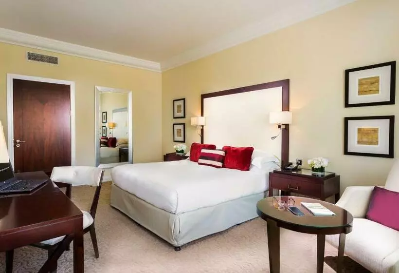 اتاق اجرایی با تخت بزرگ, Mövenpick Grand Al Bustan
