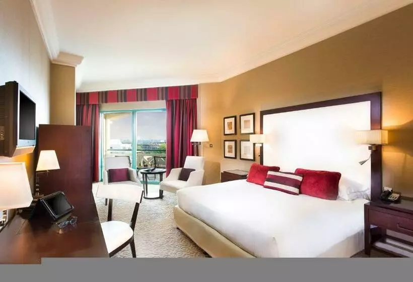 اتاق لوکس با تخت بزرگ, Mövenpick Grand Al Bustan