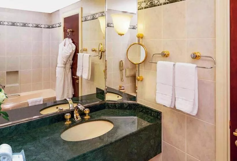 اتاق لوکس با تخت بزرگ, Mövenpick Grand Al Bustan
