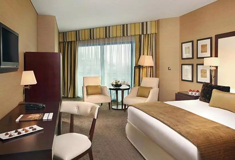 اتاق لوکس با تخت بزرگ, Mövenpick Grand Al Bustan