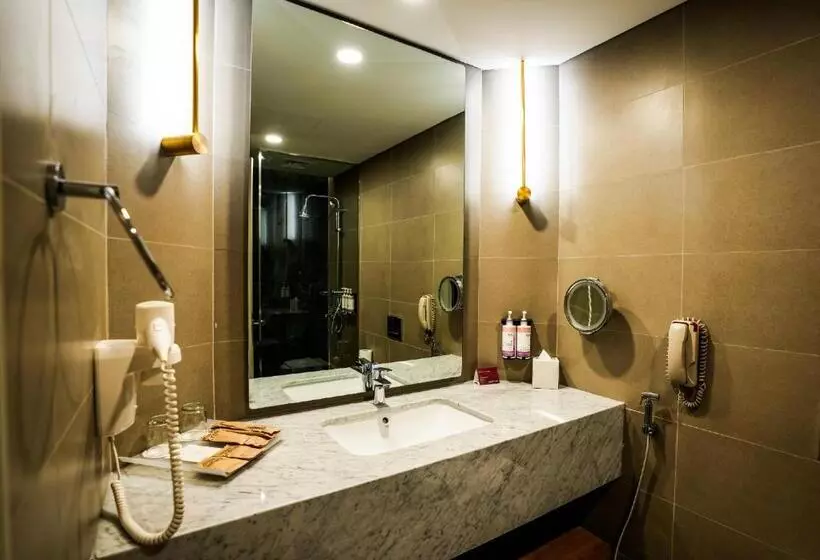 اتاق لوکس با تخت بزرگ, Mövenpick Grand Al Bustan