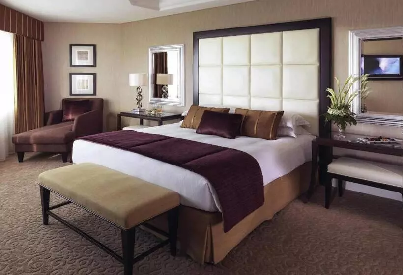 اتاق اجرایی با تخت بزرگ, Mövenpick Grand Al Bustan