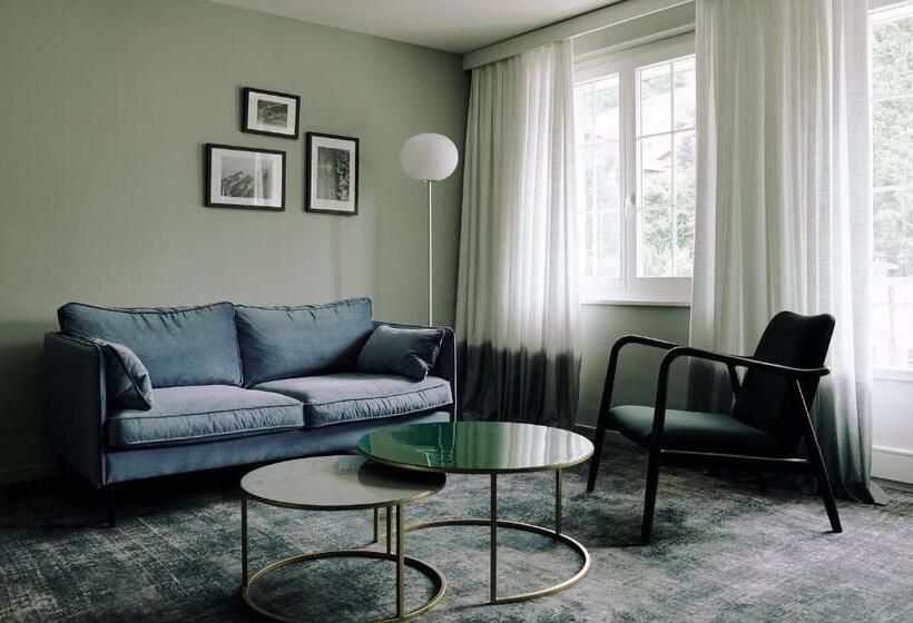 جناح جونيور, The Cambrian