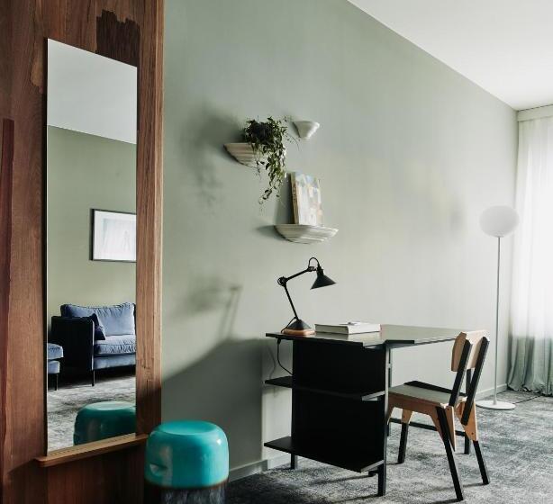 جناح جونيور بإطلالة بانورامية, The Cambrian