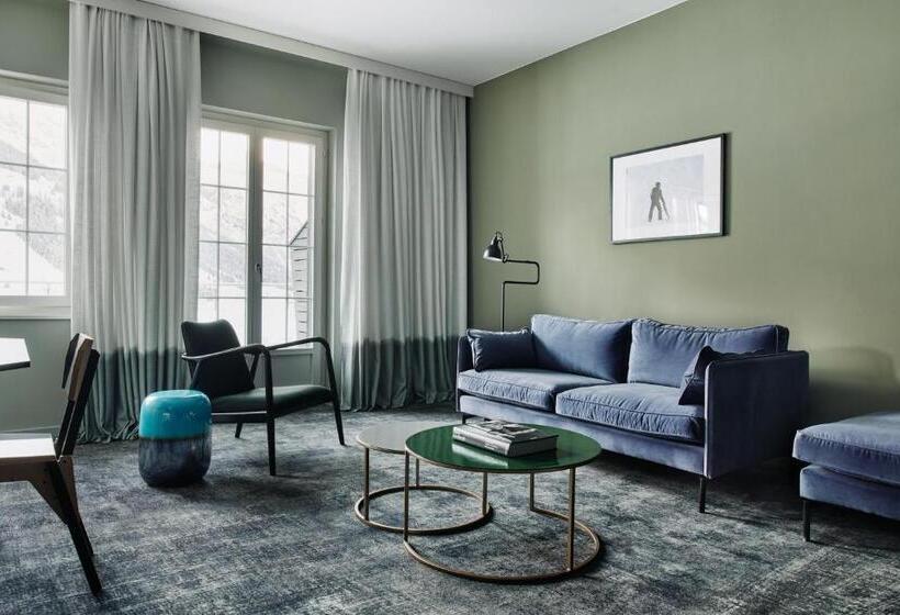 جناح جونيور بإطلالة بانورامية, The Cambrian