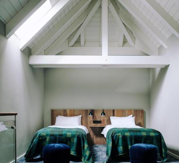 جناح عائلي, The Cambrian