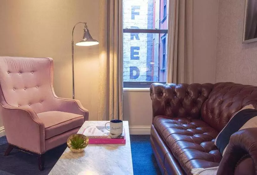 سوئیت جونیور با تخت بزرگ, The Frederick Hotel Tribeca