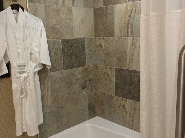 جناح, Comfort Inn West