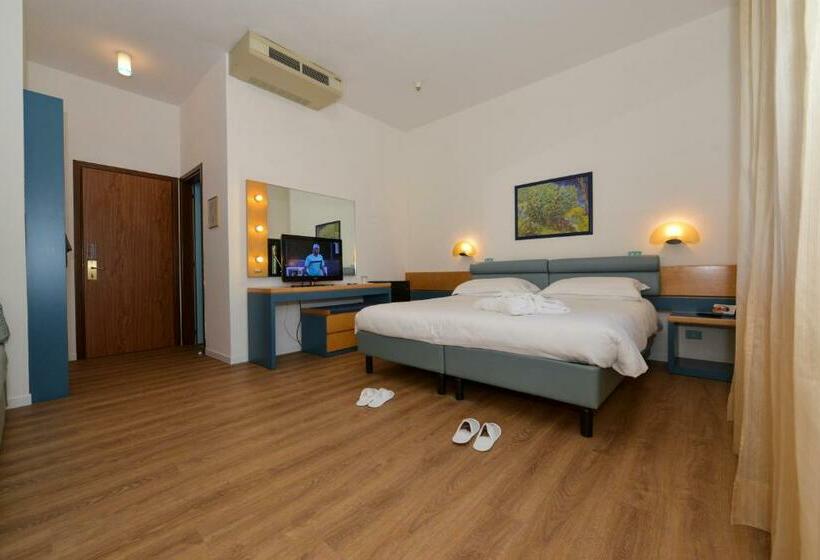 غرفة كلاسيكية ثلاثية, Excelsior