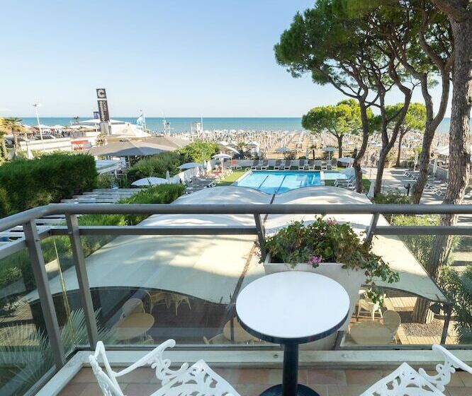 جناح جونيور مطلّ علي البحر, Excelsior