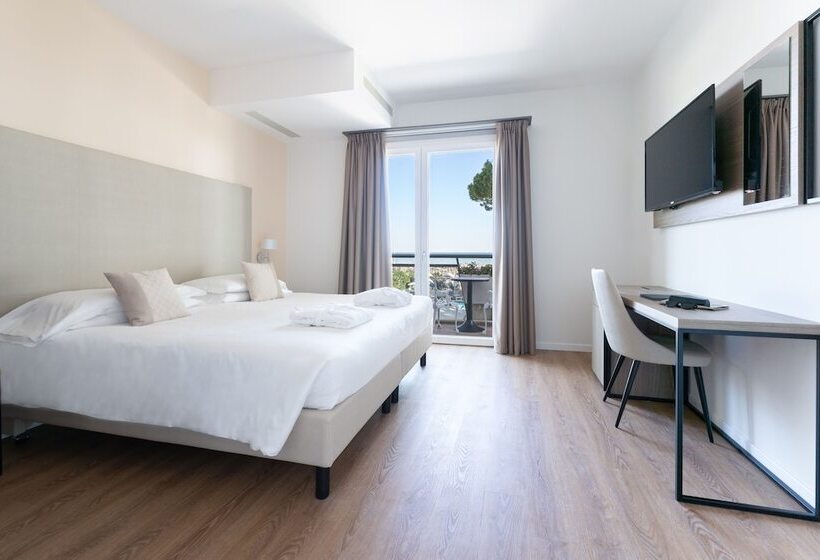 جناح جونيور مطلّ علي البحر, Excelsior