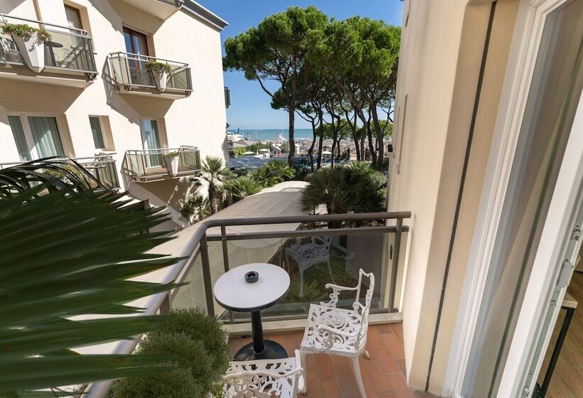 غرفة ديلوكس ثلاثية, Excelsior