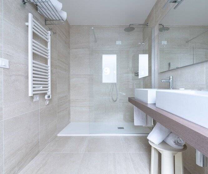 غرفة كلاسيكية ثلاثية, Excelsior