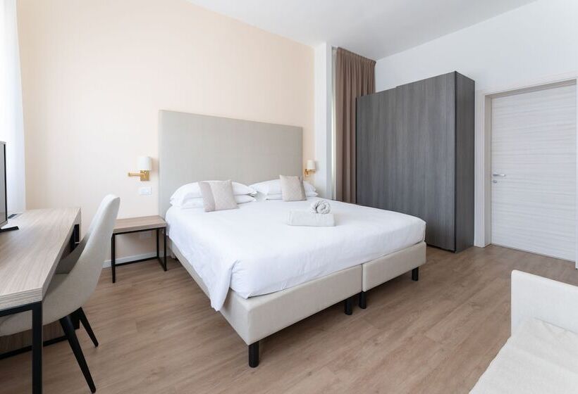 غرفة كلاسيكية ثلاثية, Excelsior