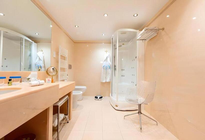 带大床的套房, Grand Hotel Del Mare Resort & Spa