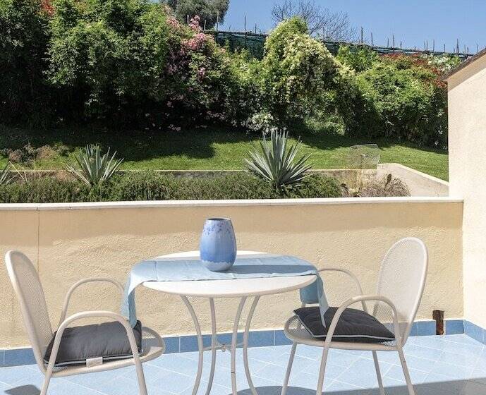 חדר סטנדרט לשלושה עם מרפסת, Grand Hotel Vesuvio