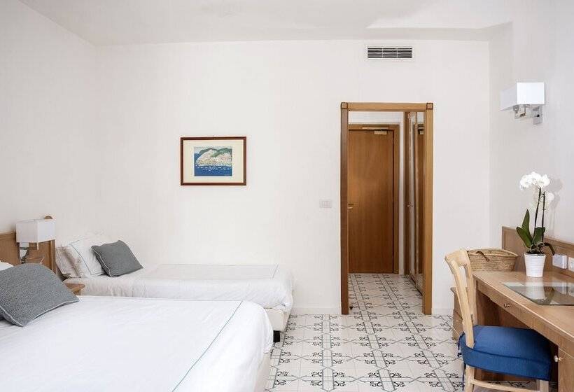 חדר סטנדרט לשלושה עם מרפסת, Grand Hotel Vesuvio