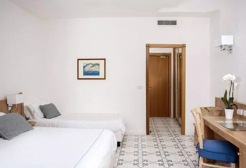 バルコニー付きスタンダードトリプルルーム, Grand Hotel Vesuvio