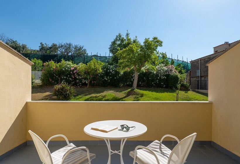 חדר סטנדרט לשלושה עם מרפסת, Grand Hotel Vesuvio