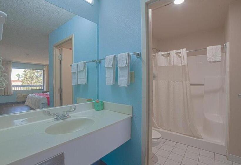 غرفة قياسية رباعية, Mayfair Inn