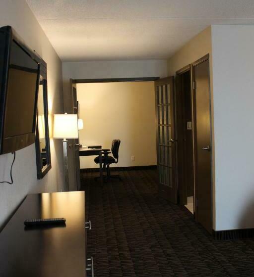מיטת קינג בסוויטה, Ramada Plaza By Wyndham Niagara Falls