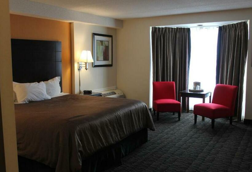 מיטת קינג בסוויטה, Ramada Plaza By Wyndham Niagara Falls