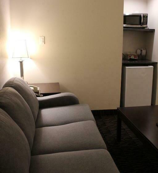 מיטת קינג בסוויטה, Ramada Plaza By Wyndham Niagara Falls