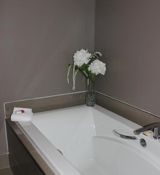 מיטת קינג בסוויטה, Ramada Plaza By Wyndham Niagara Falls