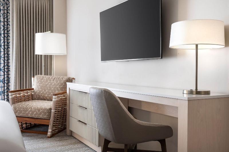 חדר סטנדרט עם מיטת קינג, Sheraton Waikiki Beach Resort