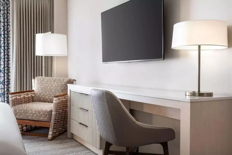 اتاق استاندارد با تخت بزرگ, Sheraton Waikiki Beach Resort