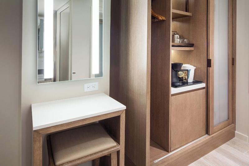 חדר סטנדרט עם מיטת קינג, Sheraton Waikiki Beach Resort