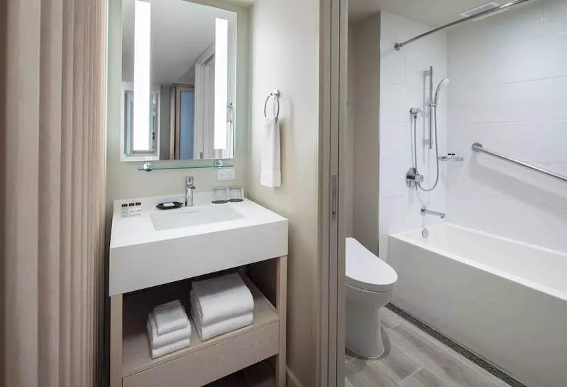 اتاق استاندارد با تخت دوبل و چشم‌انداز دریا, Sheraton Waikiki Beach Resort