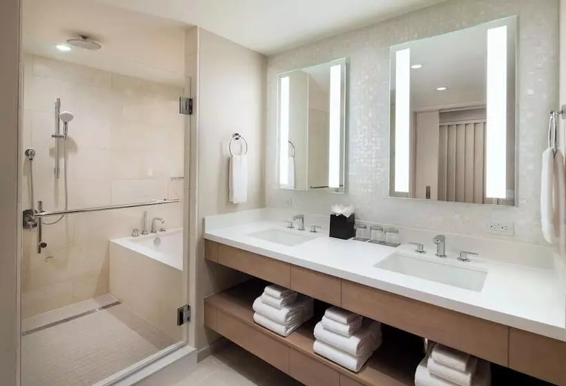 اتاق لوکس با چشم‌انداز دریا, Sheraton Waikiki Beach Resort