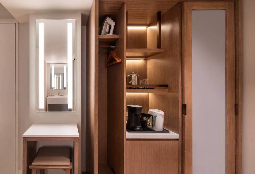 חדר דלוקס נוף לים, Sheraton Waikiki Beach Resort