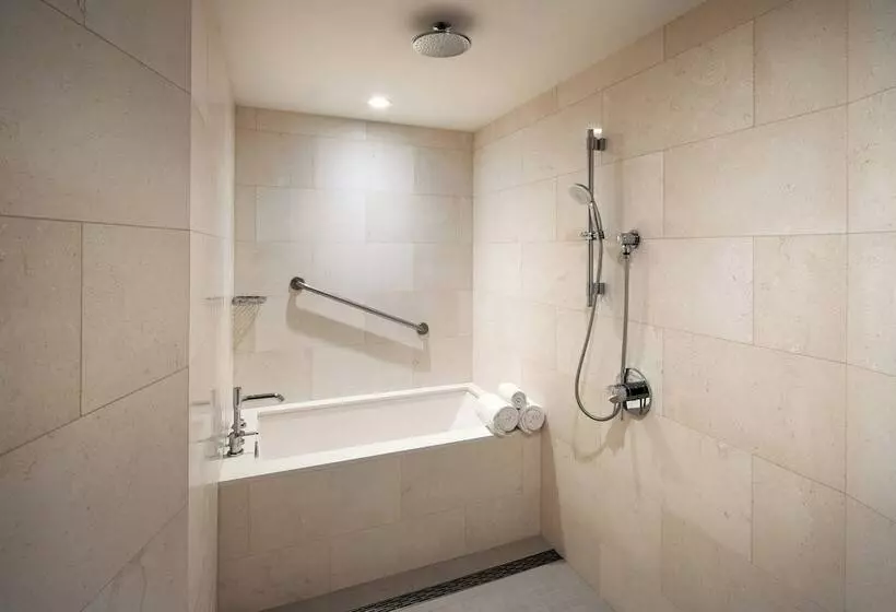 سوییت با چشم‌انداز دریا, Sheraton Waikiki Beach Resort