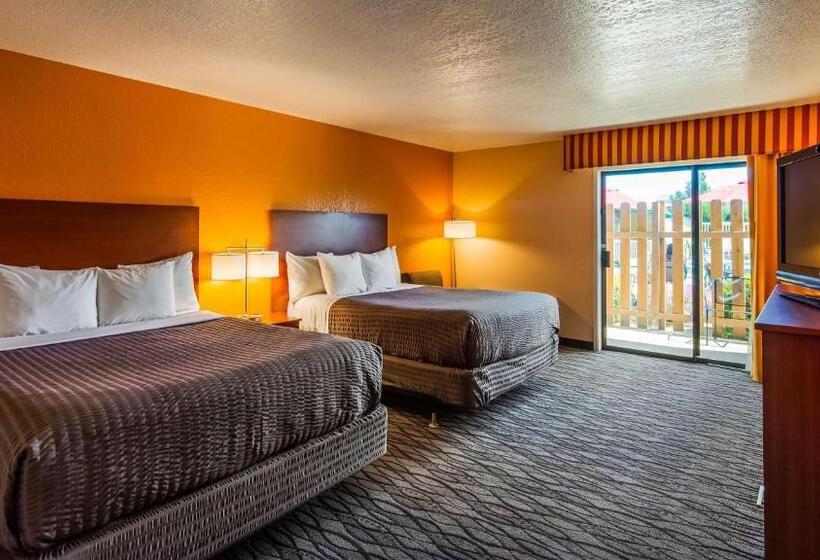 Номер Стандарт Вид на Бассейн, Surestay Hotel By Best Western Wenatchee