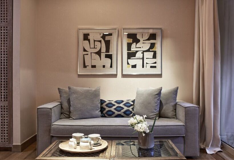 סוויטת ג'וניור, The Margi