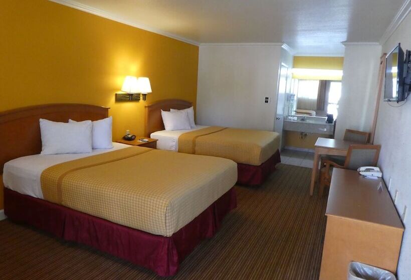 스탠다드 룸 더블 침대 2개, Travelodge By Wyndham Lemoore Near Naval Air Station
