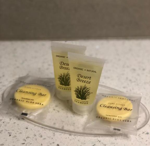 מיטת קינג בסוויטה, Marina Inn & Suites Chalmettenew Orleans