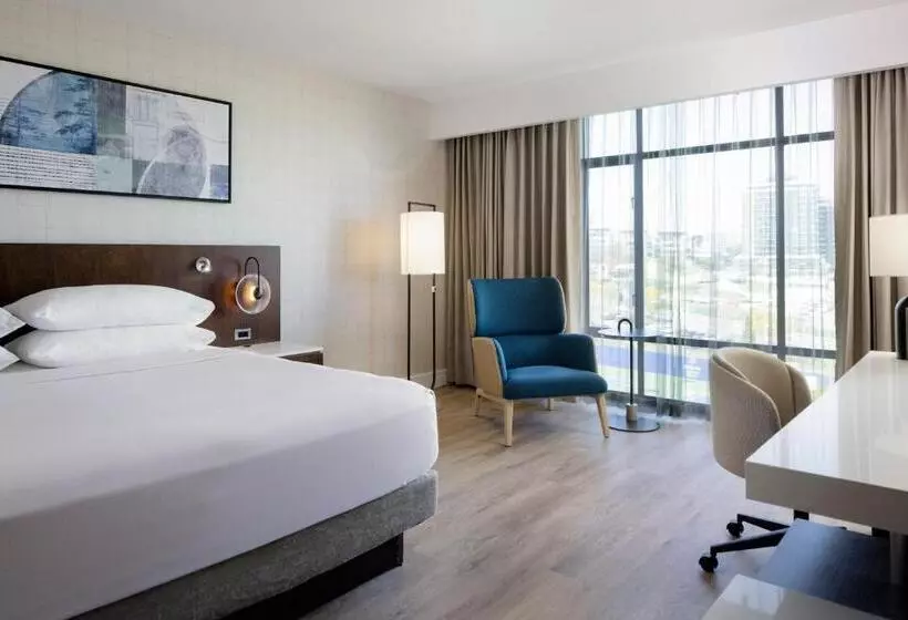 اتاق استاندارد با تخت بزرگ, Delta Hotels By Marriott Victoria Ocean Pointe Resort
