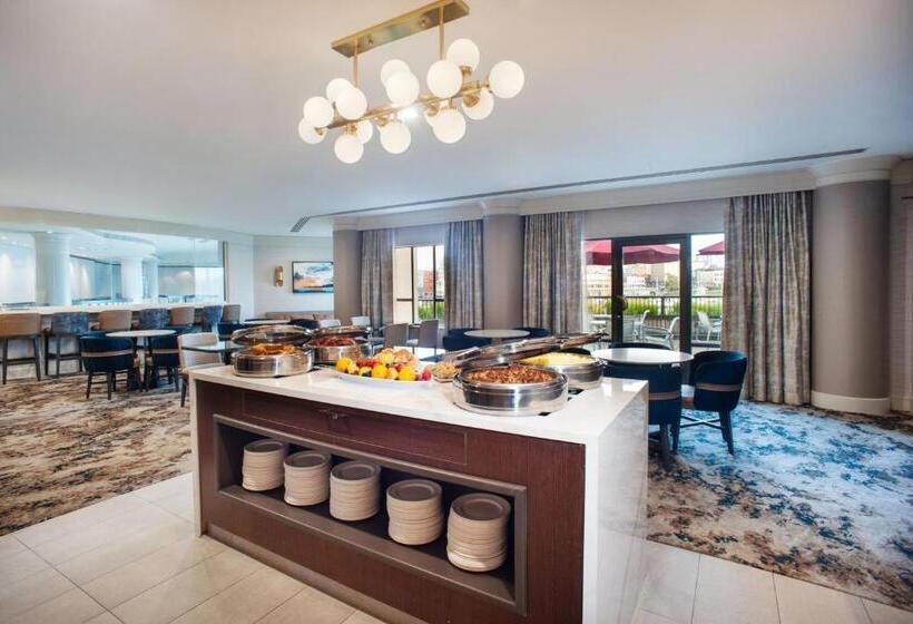 غرفة كلوب سرير كينج, Delta Hotels By Marriott Victoria Ocean Pointe Resort