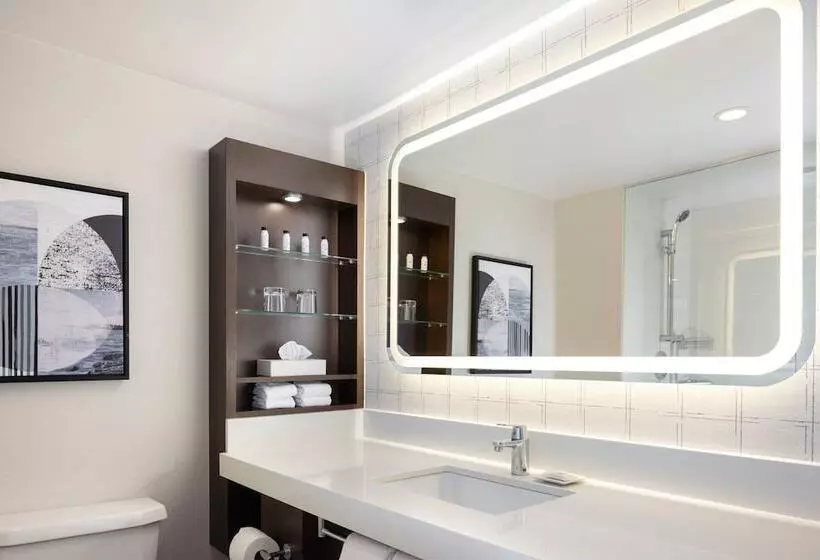 اتاق لوکس با چشمانداز, Delta Hotels By Marriott Victoria Ocean Pointe Resort