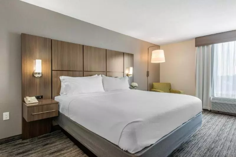 اتاق استاندارد با تخت بزرگ برای معلولان, Holiday Inn Melbourne Viera Conference Ctr, An Ihg