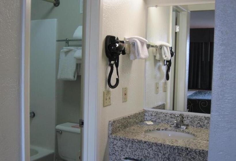 חדר סטנדרט מותאם לאדם עם מוגבלויות, Travelodge By Wyndham Winslow