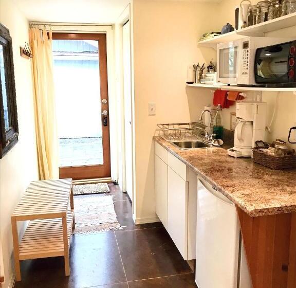 Standard Studio Kingsize Bett, Wisteria Guest House