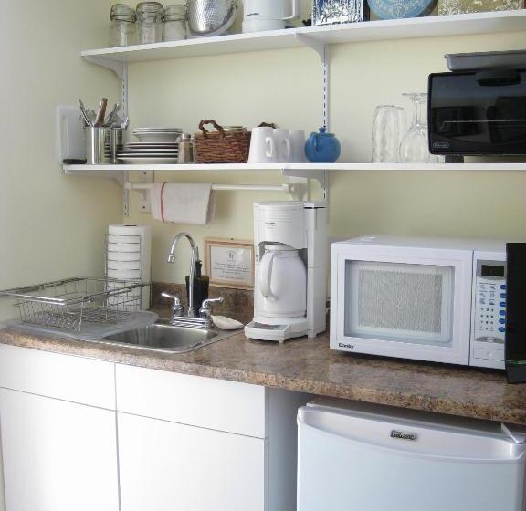 Standard Studio Kingsize Bett, Wisteria Guest House