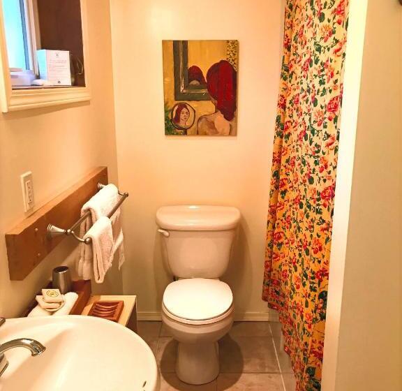 Standard Studio Kingsize Bett, Wisteria Guest House